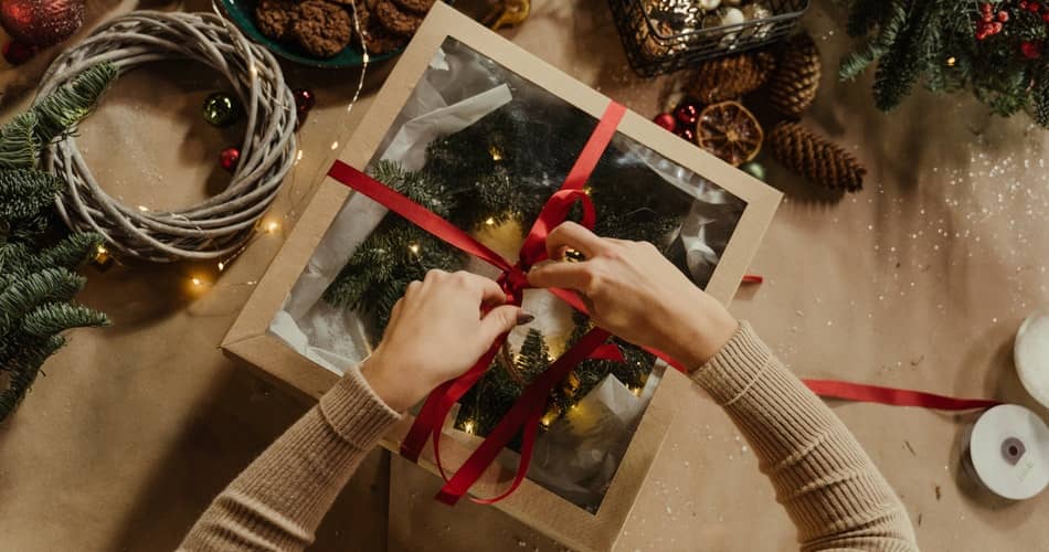 Top Holiday Gifts for Employees from Boss Under $15  Employee gifts,  Employee christmas gifts, Christmas gift inspiration